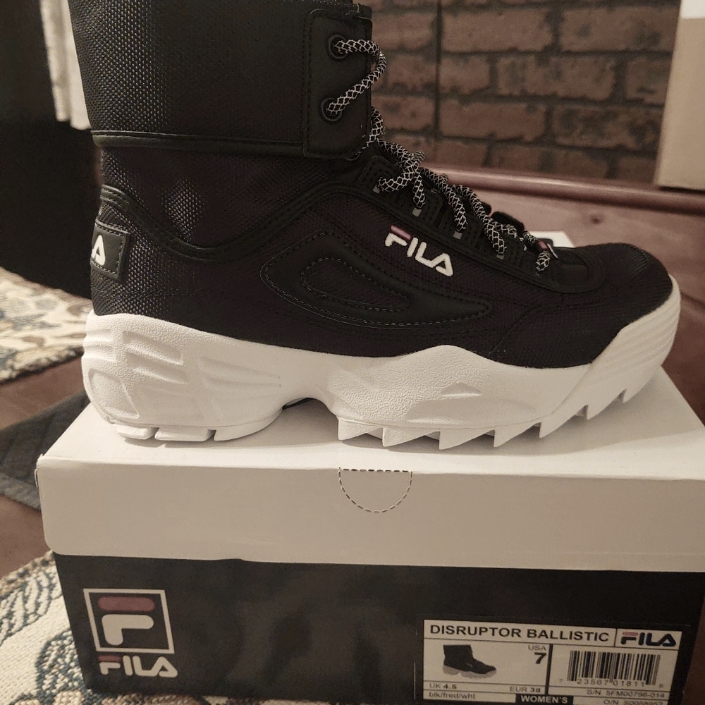 NWB women' size 7 Fila disruptor ballistic hi top